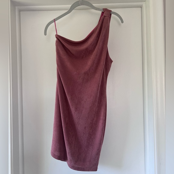 🆕💕 Revolve x MORE TO COME Gianna One Shoulder Dress Rose Pink - Size M - Picture 4 of 11